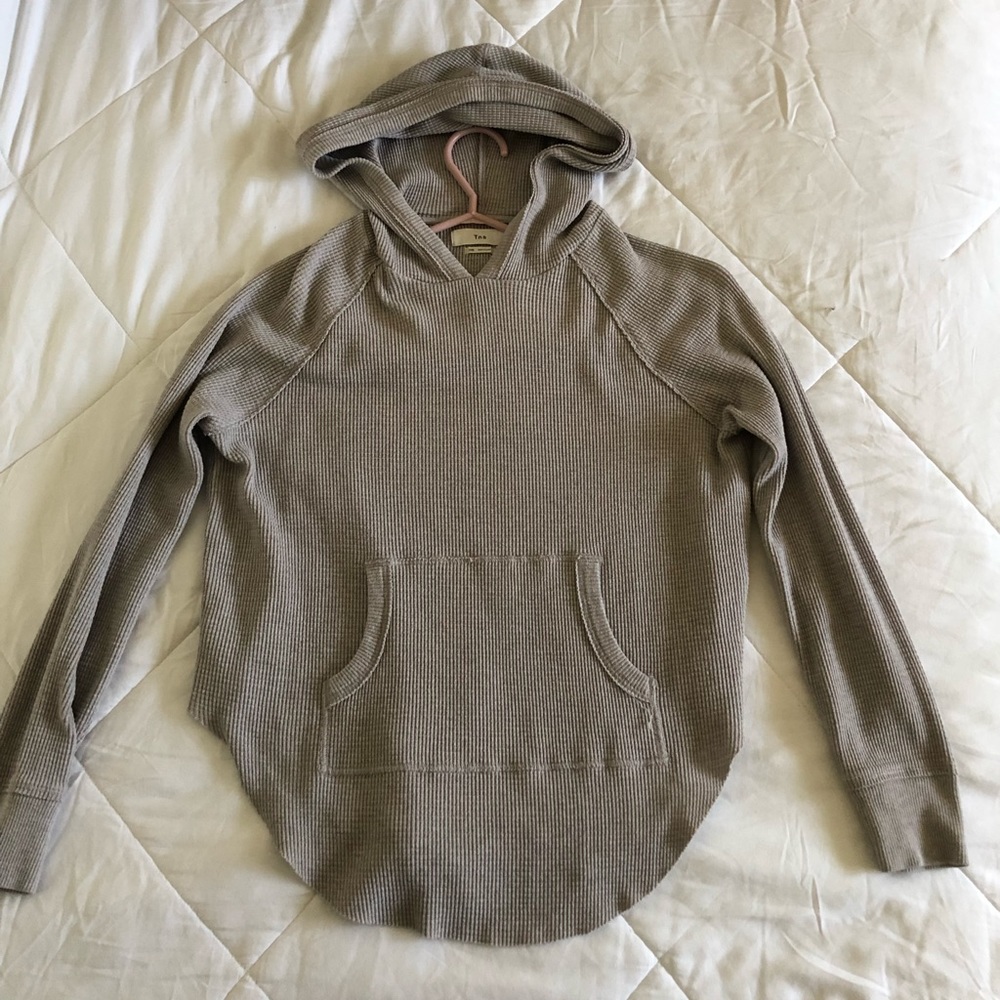 Hoodie with a U trim at the bottom.